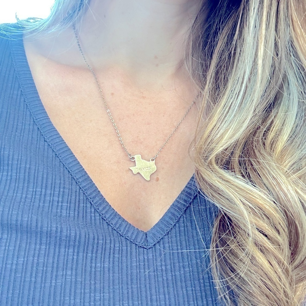 Super cute and dainty Texas necklace